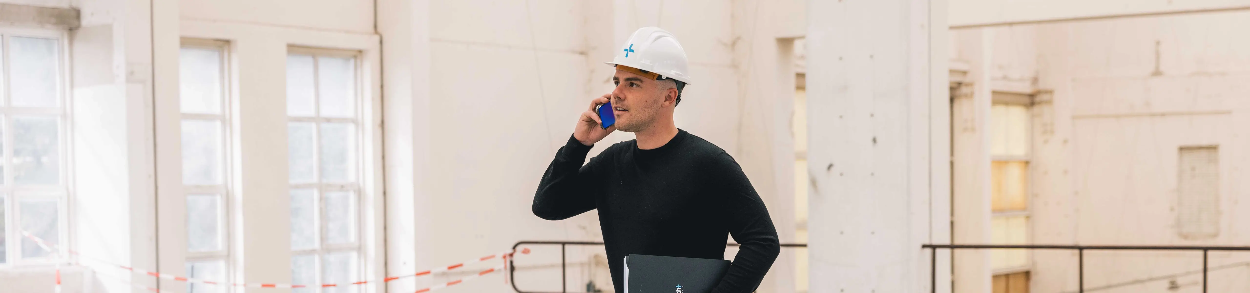 man en vrouw in gesprek aan tafel