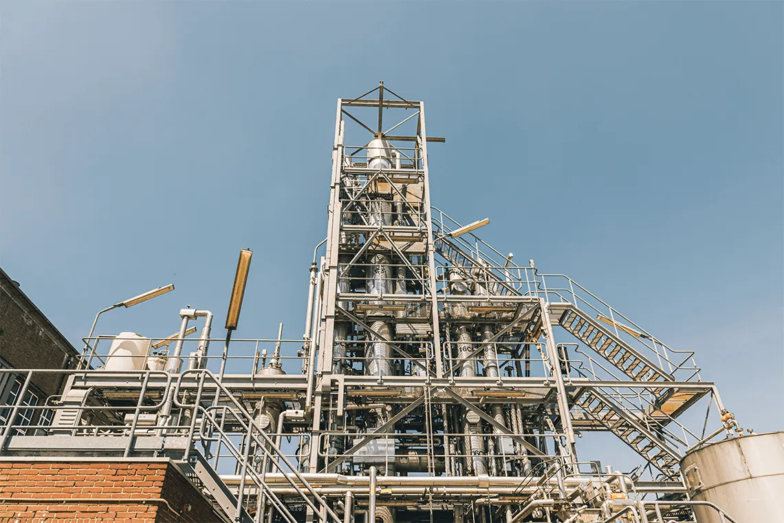 twee werkende mannen met bouwhelm en veiligheidsbril